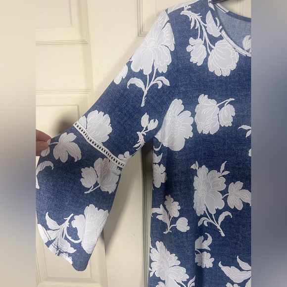 Textured Floral Blue and White Tunic / Mini Dress with Bell Sleeves - Picture 2 of 4